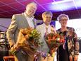 André en Jolanda ten Berge uit Enter zijn koninklijk onderscheiden tijdens de afscheidsreceptie van café en zalencentrum De Kröl.