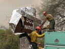 Brandweerlieden pakken alles dat brandbaar is van te voren in, zoals dit bord in Sequoia National Park.