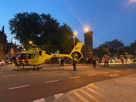 Traumahelikopter landt midden in centrum van Den Bosch en trekt veel bekijks
