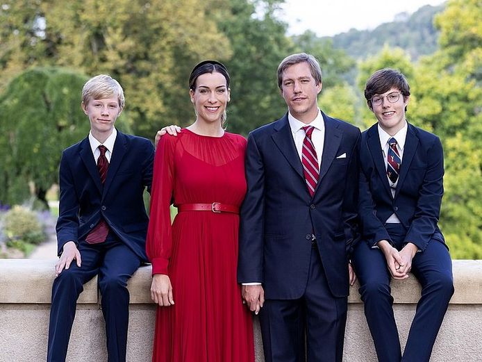 Het Luxemburgse hof heeft een nieuwe foto gedeeld van het kersverse verloofde paar prins Louis (35) en Scarlett-Lauren Sirgue (30). Ook de twee zonen van Louis, Gabriel en Noah, staan op de foto.