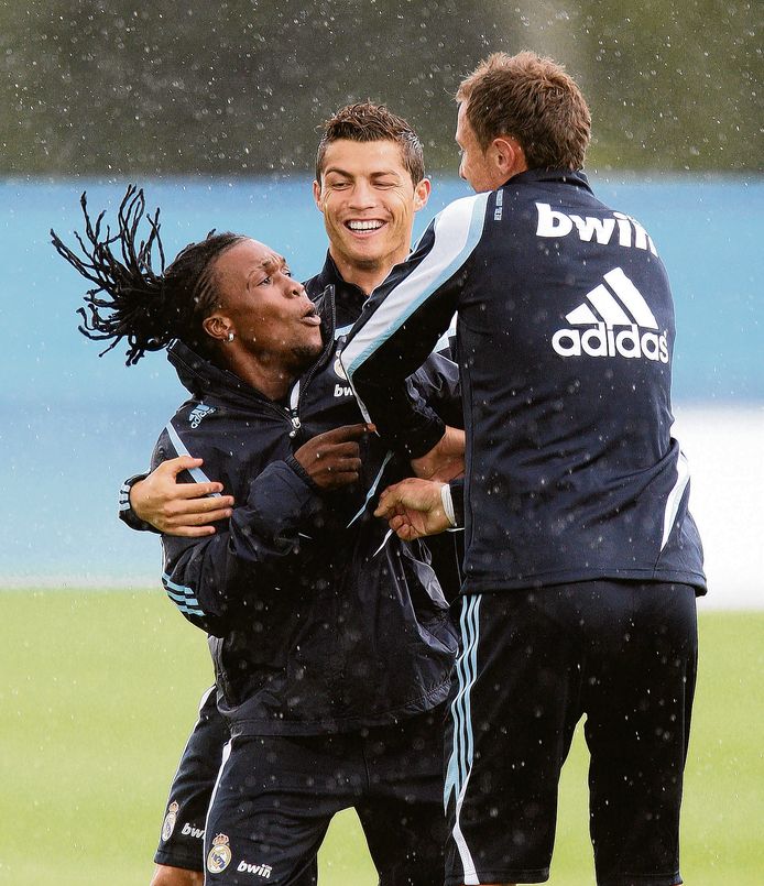 Drenthe en Ronaldo hebben plezier op de training. Rechts Jerzy Dudek.