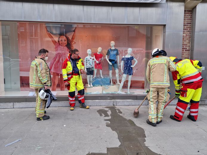 De gevel raakte beschadigd door het ongeval.