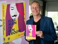 Erik Segers met zijn nieuwe roman, 'Elke man is een vrouw'.