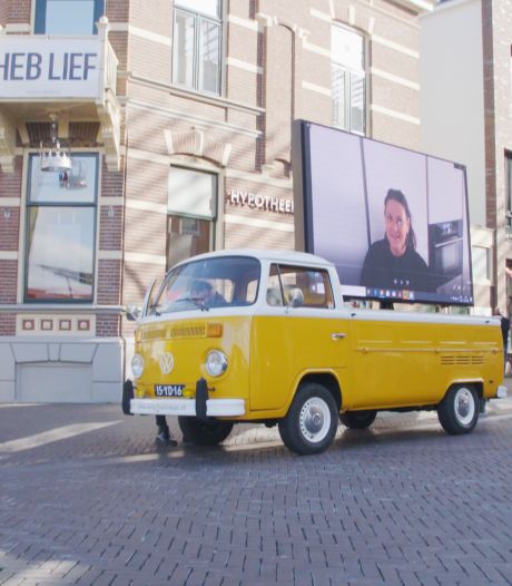 Busje met LED-scherm brengt persoonlijke videoboodschap bij mensen thuis in Zwolle