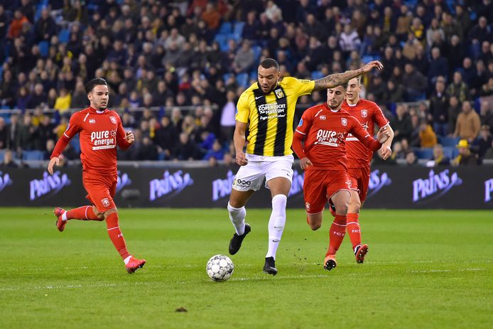 De laatste goal in het coronaseizoen van Vitesse. Jay-Roy Grot haalt uit tegen FC Twente.