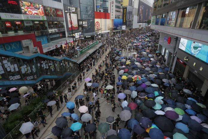 De demonstranten probeerden zich met paraplu’s tegen het traangas te beschermen.