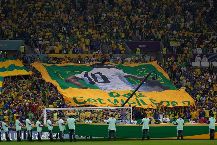 De Braziliaanse fans eerden vrijdag hun legende met een groot spandoek tijdens het duel met Kameroen.