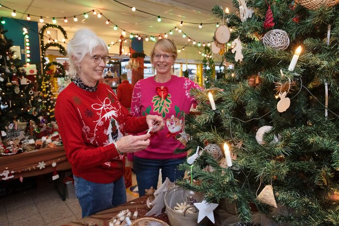 Vrijwilligers van de pop-up kerstkringloopwinkel waren ook afgelopen november en december hard aan het werk voor het goede doel.