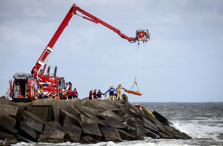 De bergingswerkzaamheden dinsdag op het Noordelijk Havenhoofd. Beeld ANP