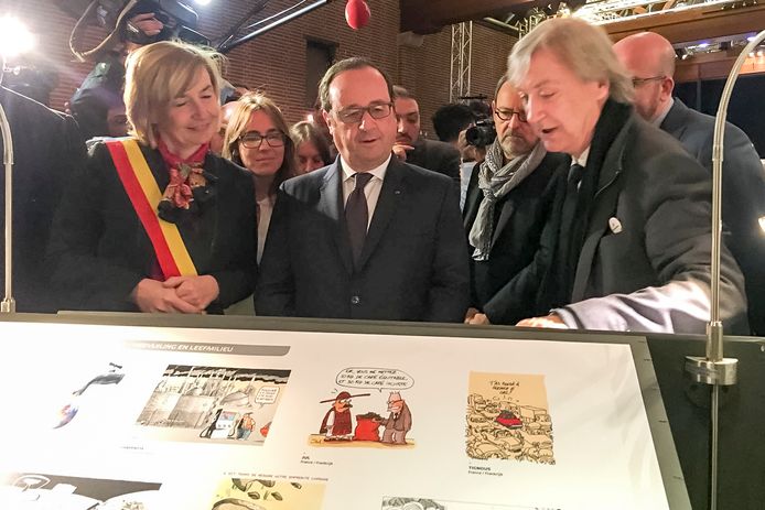 Francois Hollande brengt een bezoek aan de tentoonstelling met cartoons.