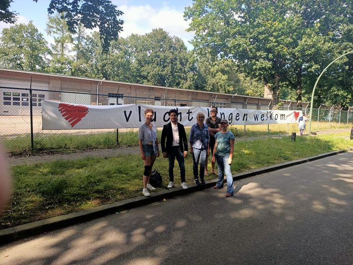 Het spandoek 'Vluchtelingen welkom' in Harskamp.