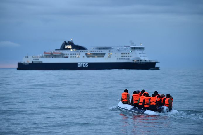 In een klein bootje zet deze groep vluchtelingen koers richting de zuidkust van Engeland. (Archieffoto)