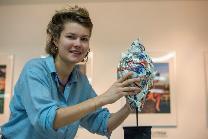 EINDHOVEN - 2497 - *Eylien Lommen* heeft kunstwerken gemaakt van de kopjes die ze tijdens dutch design week liet vallen