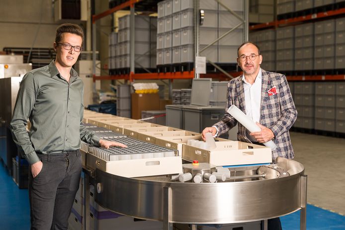 Sander Van Waes en Rudi De Kerpel in hun magazijn in Deinze, waar alle SmartCups worden afgewassen.