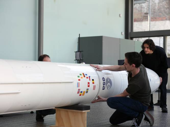 VIDEO en FOTOREPO Bib Leuven volledig in het teken van Space Days: raket van 6,5 meter hoog is blikvanger