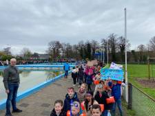 ‘Wij willen zwemmen!’ Honderden schoolkinderen protesteren tegen mogelijke sluiting De Waterman