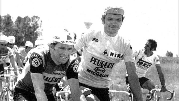 De Tour van 1977 Kuiper (links) en winnaar Thévenet. Beeld epa