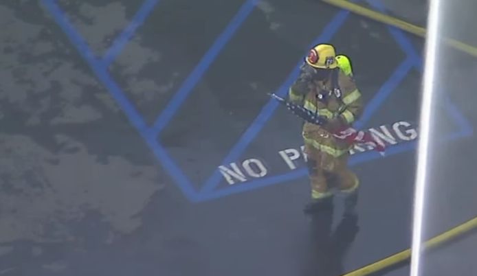 De brandweer van Anaheim, Californië, haalde deze vlag van het dak van een brandend gebouw.