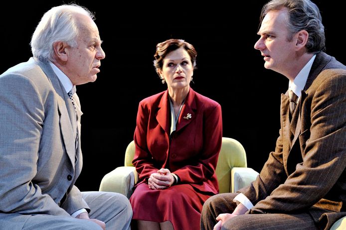 Bram van der Vlugt, Liz Snoijink en Stefan de Walle in het toneelstuk Kopenhagen.