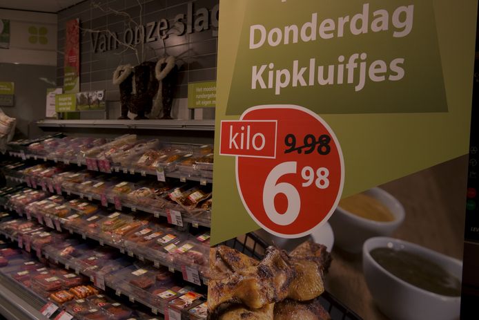 Het aantal vleesaanbiedingen daalde in 2022 voor het eerst sinds het begin van de metingen in in 2015. Dat blijkt uit de jaarlijkse foldermonitor van Wakker Dier. Bij supermarkt Plus steeg dit aantal juist fors.