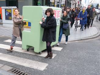Burgercollectief brengt bij Fedasil in beslag genomen goederen naar… kraakpand: “Dit is het Salon van de Schaamte”