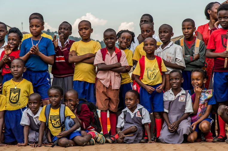 Kinderen kijken naar het circus Hiccup in Oeganda.  Beeld Foto Frédéric Noy