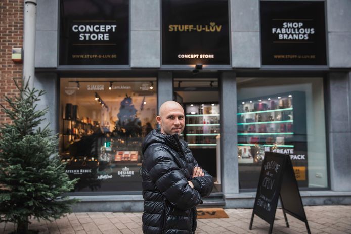 Ex-profvoetballer Thomas Buffel baat de nieuwe speciaalzaak 'Stuff-U-Luv' uit in de Hasseltse Sint-Jozefsstraat.