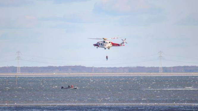 Kustwachthelikopter haalt personen uit bootje in Oosterschelde