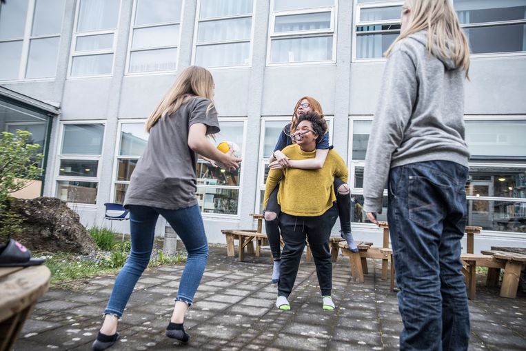 In de félagsmidstödin of vrijetijdsclub kunnen de leerlingen maandag en woensdag ’s avonds vrijwillig naar school en hun vrienden ontmoeten in Reykjavik, IJsland. Beeld Marlena Waldthausen