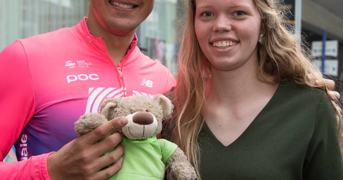 Ronde-winnaar Alberto Bettiol met mascotte van Oudenaardse ...