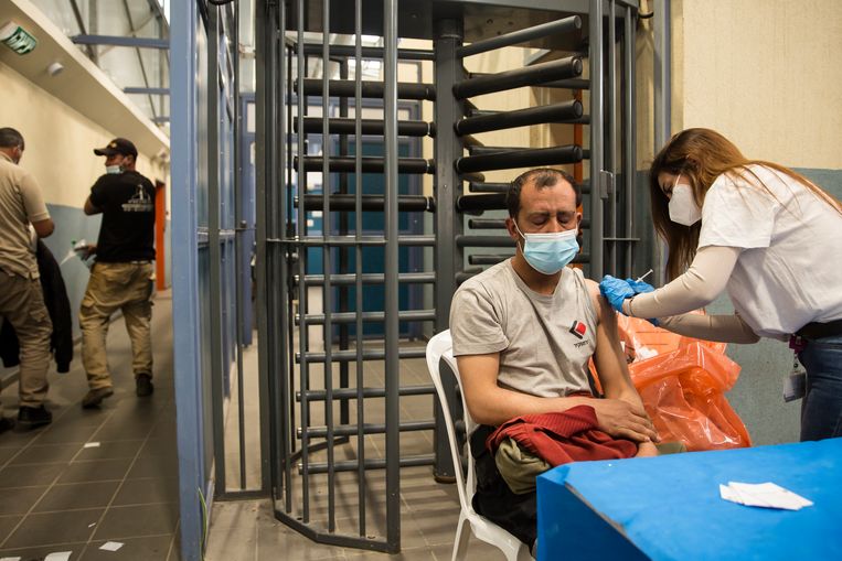Palestijnen die in Israël werkten, zoals deze grendarbeider, krijgen een vaccin toegediend. Alle andere Palestijnen kunnen dat wel vergeten.  Beeld Getty Images