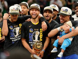 't Is gebeurd: Golden State Warriors onder impuls van magistrale Curry opnieuw NBA-kampioen