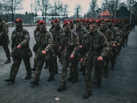 Luchtmobiele brigade oefent zichtbaar in Arnhem en Nijmegen; militairen dragen wapens met oefenmunitie