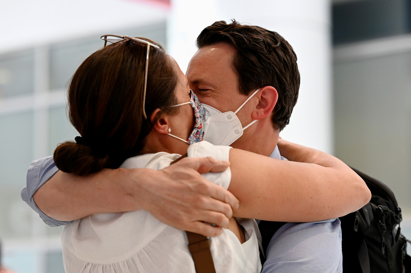Un couple tombe dans les bras l'un de l'autre à l'aéroport de Sydney.