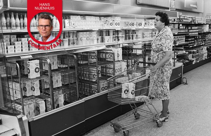 Een klant in de supermarkt in de jaren 70. De prijzen waren lager, de lonen nóg veel lager.