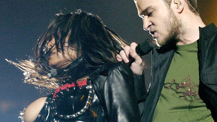 Justin Timberlake (rechts) ontblootte per ongeluk de borst van Janet Jackson tijdens de show in 2004.