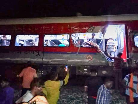 Le bilan s'alourdit en Inde: au moins 288 morts dans une terrible collision entre deux trains
