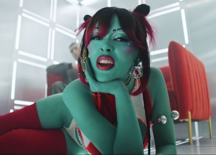 Doja Cat in de videoclip voor haar nummer 'Need To Know'.