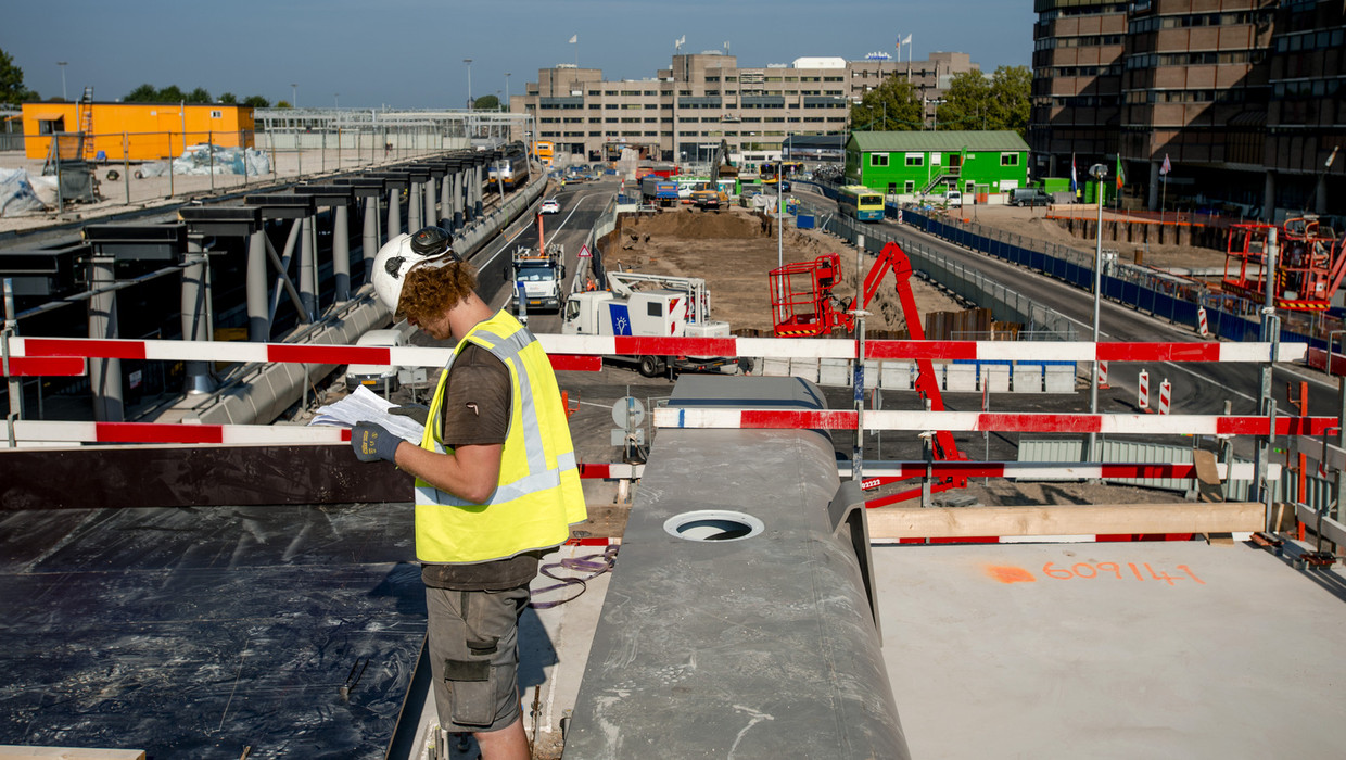 De vernieuwing van stations, zoals hier bij Utrecht Centraal, heeft volgens het PBL minder zin als er te veel langs snelwegen wordt gebouwd. Beeld anp