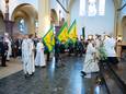 De speciale jubileumviering in de Cosmas en Damianuskerk in Groesbeek. Links komt bisschop Gerard de Korte binnen, direct voor hem loopt de nieuwe pastoor Aloys van Velthoven.