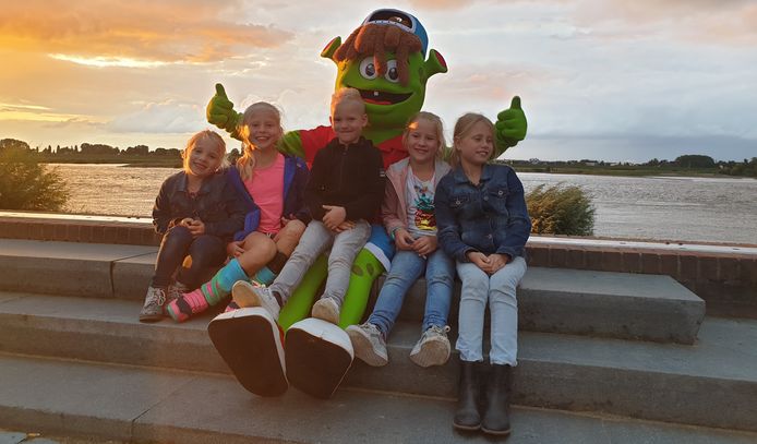 Kinderen staan ​​met het Sjors-amulet.