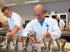 Samen met mosselen en watervlooien bewaakt dit lab in de Biesbosch de kwaliteit van ons drinkwater
