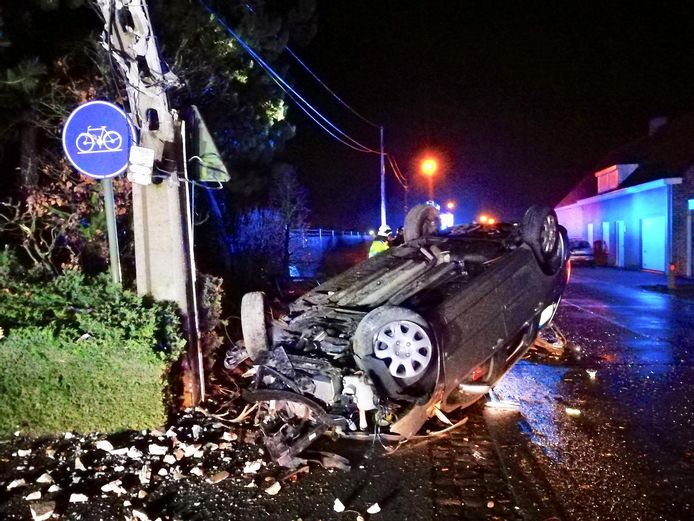 Koppel ramt elektriciteitspaal na valentijnsdiner Moorslede hln.be