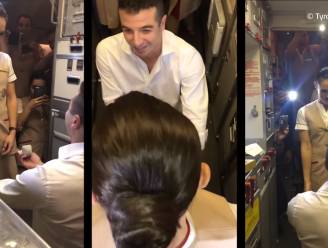 VIDEO. Stewardess krijgt in volle vlucht verrassing van haar leven: vriend vraagt haar plots ten huwelijk met hulp van alle passagiers