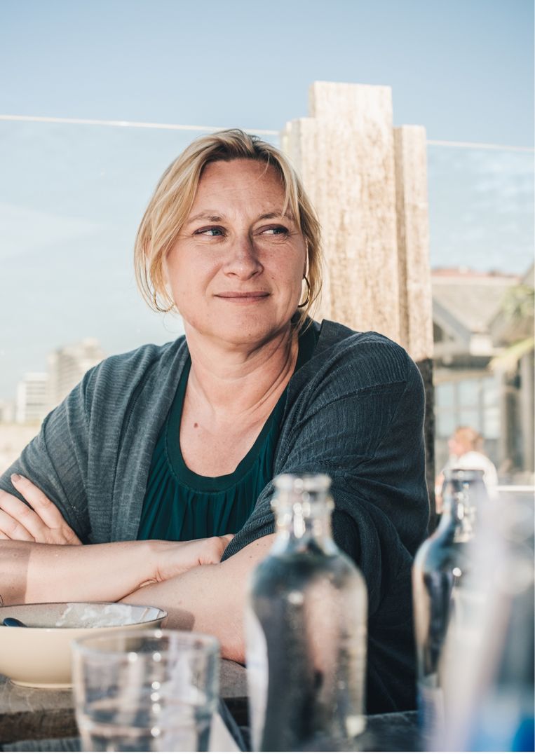 Daphné Dumery: 'Tijdens zo'n overleg met de kustburgemeesters heb ik als vrouw veel binnenpretjes. Je moet altijd eerst door dat borstgeklop en spierballengerol.' Beeld Carmen De Vos