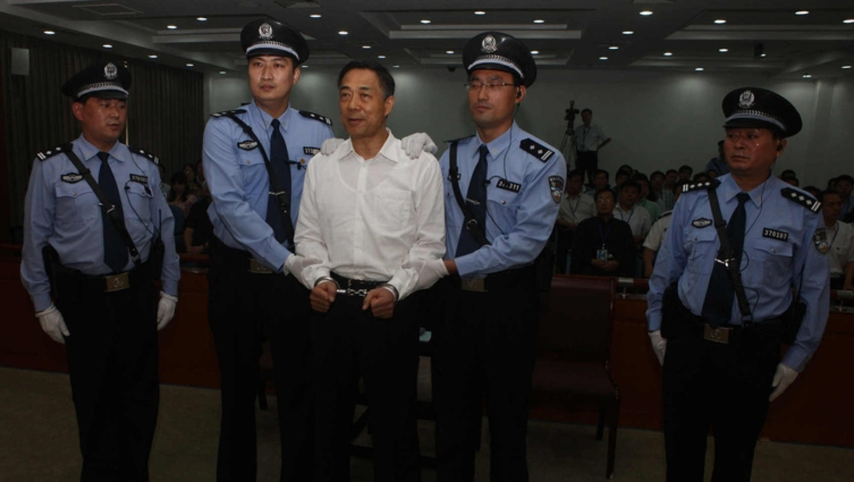 Bo Xilai zondagochtend voor de rechtbank in Jinan. Beeld reuters