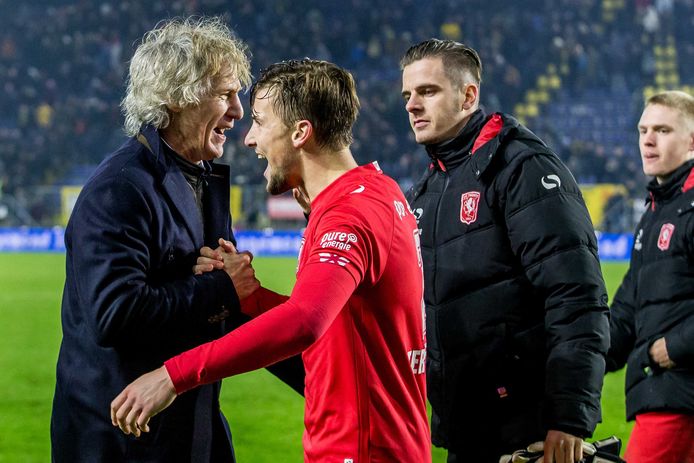 FC Twente-trainer coach Gertjan Verbeek feliciteert zijn spelers na de wedstrijd tegen NAC Breda.