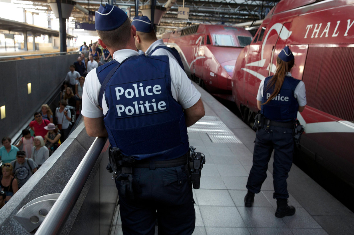 De Belgische politie voerde dit weekeinde extra controles uit op station Brussel-Zuid. Beeld BELGA