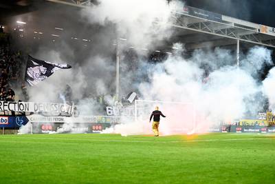 Charleroi en KV Kortrijk delen de punten na een knotsgekke tweede helft, match stilgelegd door wangedrag Charleroi-supporters