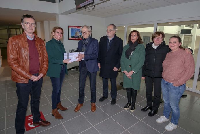 Burgemeester Emmily Talpe (Open Ieper) en schepen Philip Bolle (sp.a) ontvangen de bezwaarschriften van het burgerplatform  Frontwind Ieper Brielen.